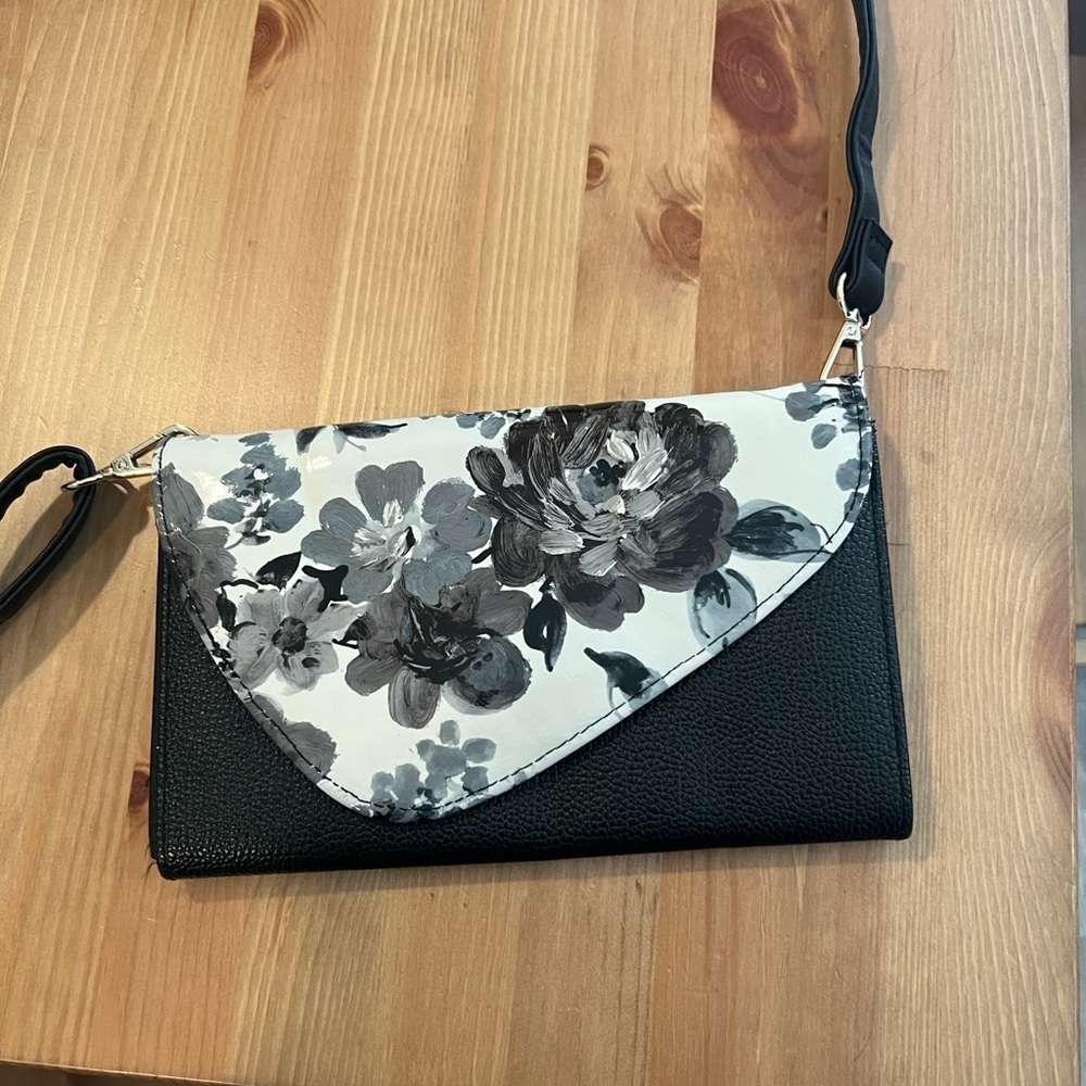 Super cute crossbody/ Clutch